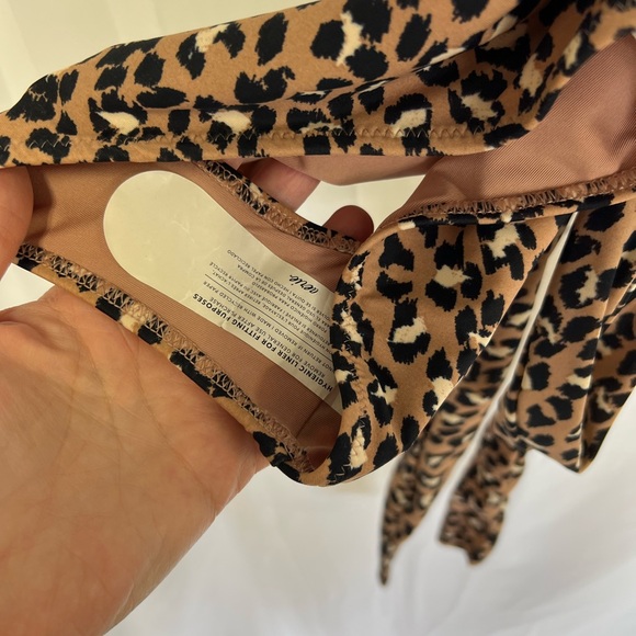 Aerie One Piece Full Coverage Wrap Swimsuit Leopard Size Medium - Picture 6 of 7